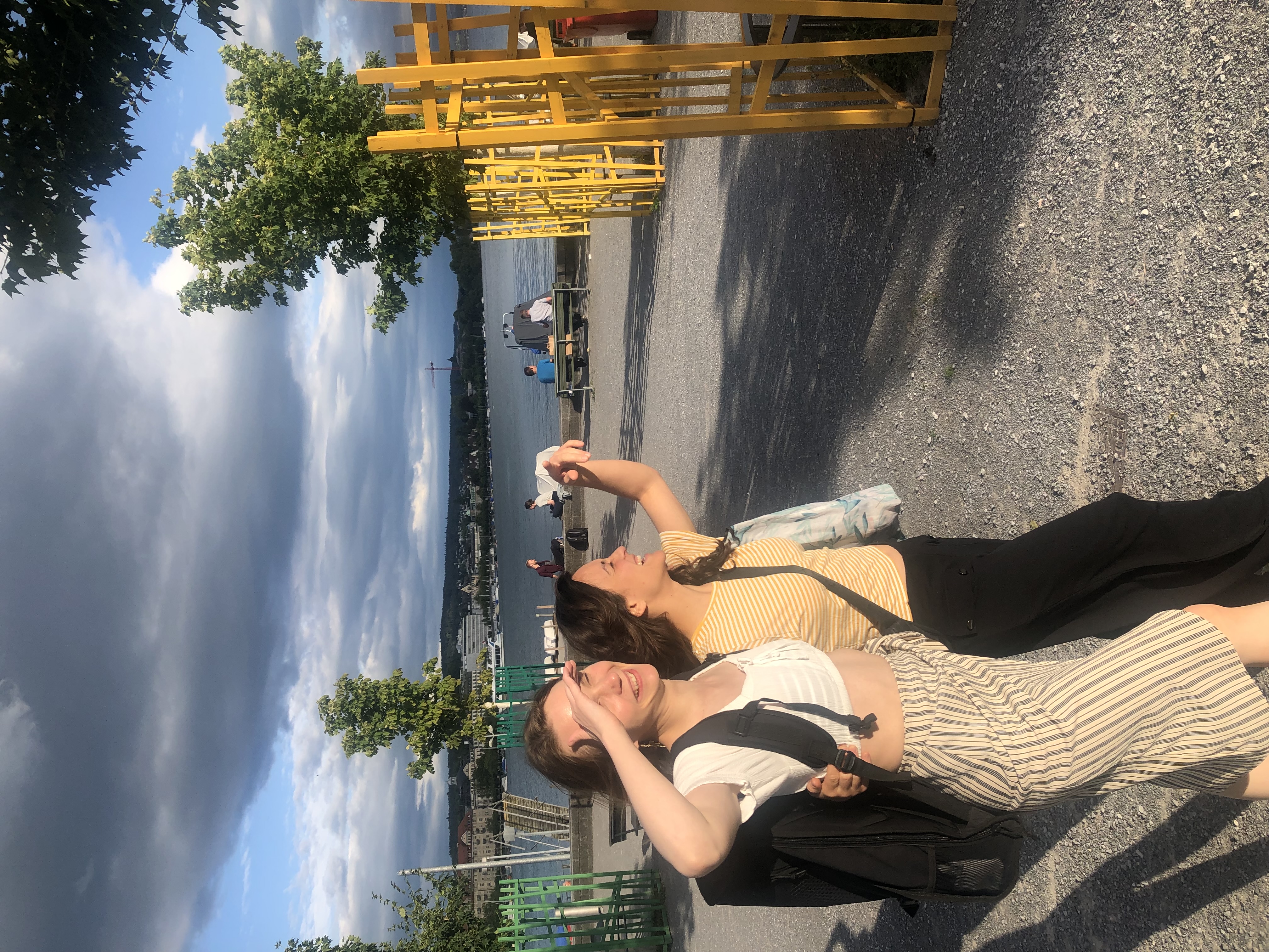 Zwei Freundinnen am See