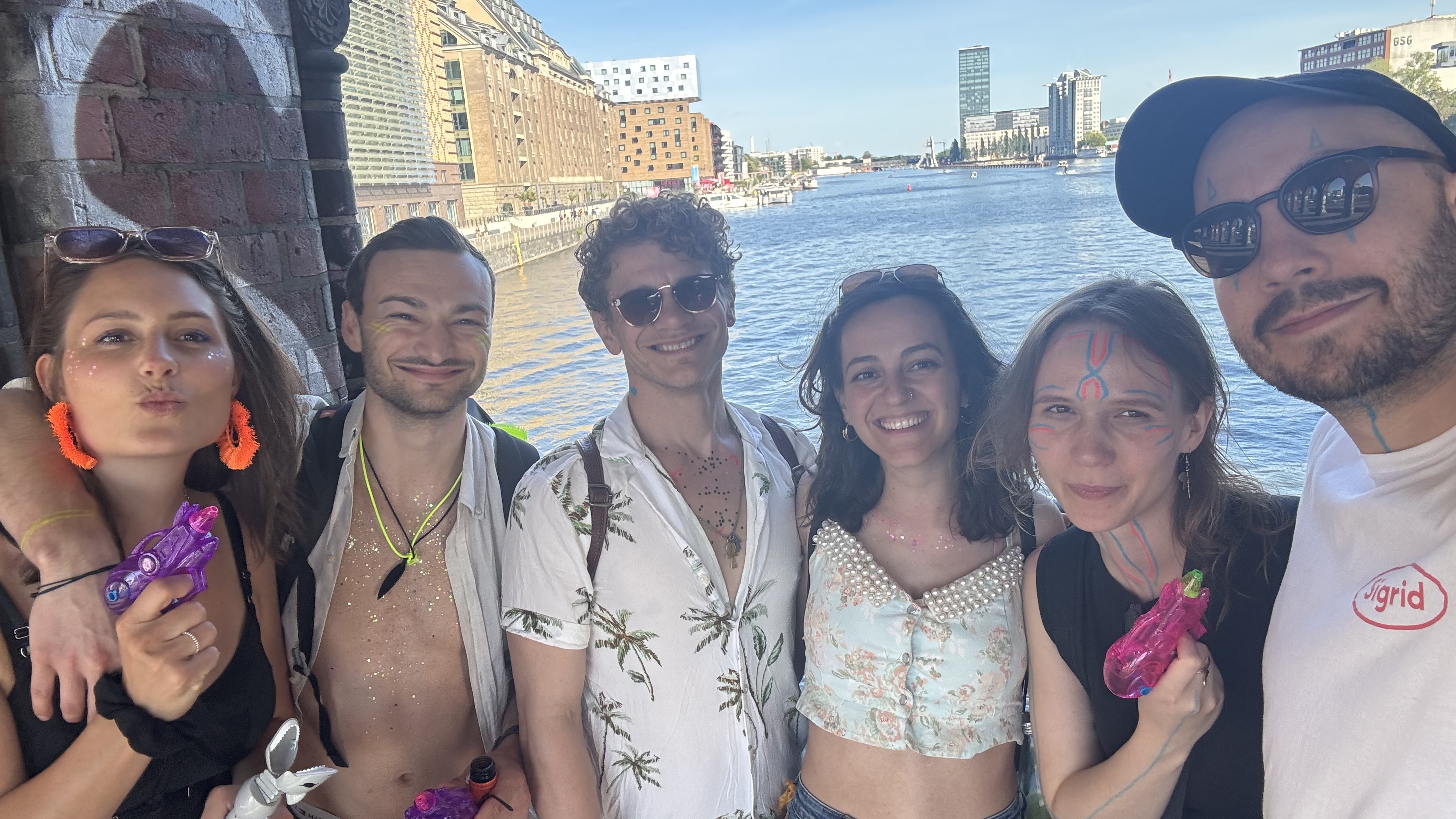 Freundesgruppe am Wasser